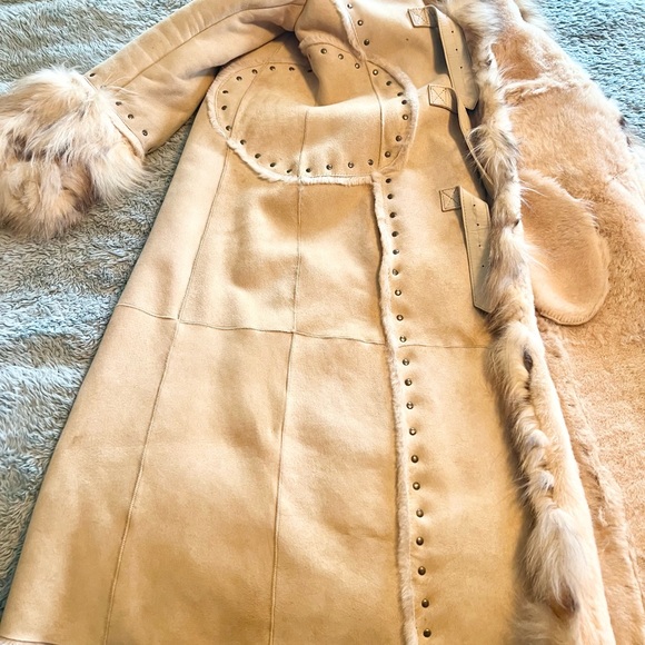 Elegant Cream sheepskin Fur-Trimmed Women's Coat made in Italy - Picture 10 of 11